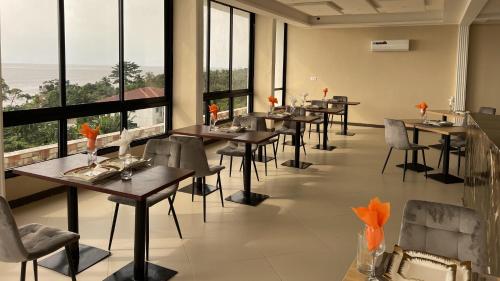 Ресторан, SKY KENAKO HOTEL in Крібі Ресторан, SKY KENAKO HOTEL in Крібі