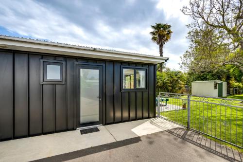 Modern Studio near Clive River in ไคลฟ์ Modern Studio near Clive River in ไคลฟ์