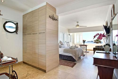 Dolphin Bay Studio with Sea Views