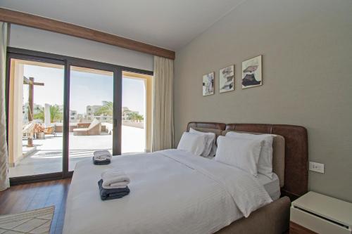 Ollystays Fanadir Marina 1BR Heated Jacuzzi