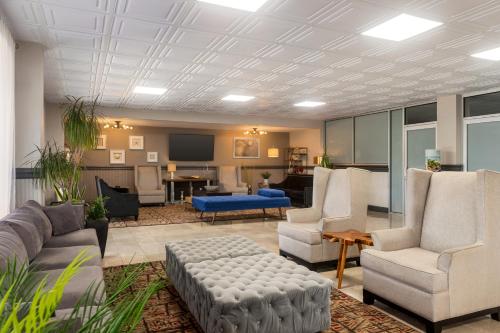 Lobby, Ramada by Wyndham Sarasota Waterfront in Sarasota (FL) Lobby, Ramada by Wyndham Sarasota Waterfront in Sarasota (FL)