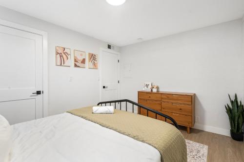 Midtown Bliss with Pool & Sports Use & Laundry & Parking