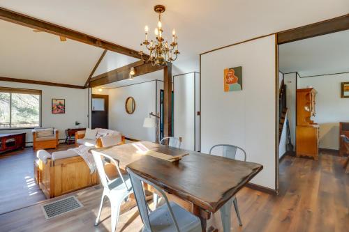 Lakefront Long Pond Retreat with Kayaks, Near Skiing in 에메랄드 레이크 Lakefront Long Pond Retreat with Kayaks, Near Skiing in 에메랄드 레이크