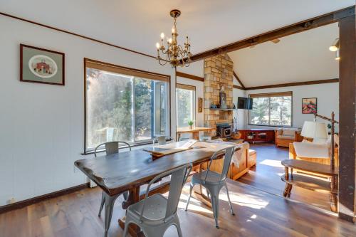Lakefront Long Pond Retreat with Kayaks, Near Skiing in 에메랄드 레이크 Lakefront Long Pond Retreat with Kayaks, Near Skiing in 에메랄드 레이크