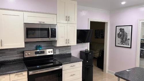 Konyha, Billy's Resort- Men Only - Solo Hombres in Wilton Manors Konyha, Billy's Resort- Men Only - Solo Hombres in Wilton Manors