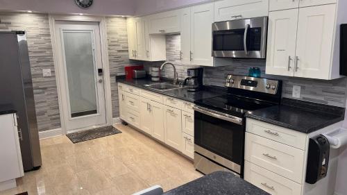 Konyha, Billy's Resort- Men Only - Solo Hombres in Wilton Manors Konyha, Billy's Resort- Men Only - Solo Hombres in Wilton Manors