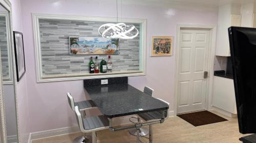 Konyha, Billy's Resort- Men Only - Solo Hombres in Wilton Manors Konyha, Billy's Resort- Men Only - Solo Hombres in Wilton Manors