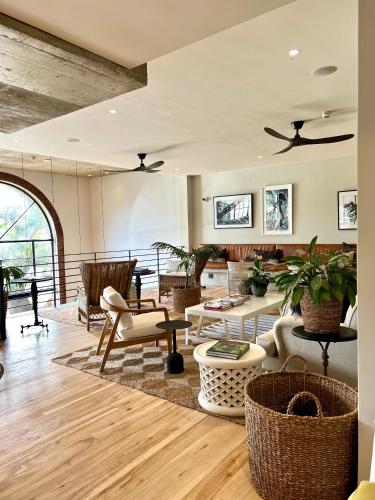 Shared lounge/TV area, Barrington's in Plettenberg Bay Shared lounge/TV area, Barrington's in Plettenberg Bay