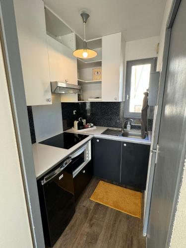 مطبخ, Cap Ocean Appartement T2 cosy avec balcon à 1 min de l'océan (Cap Ocean Appartement T2 cosy avec balcon a 1 min de l'ocean) in La Savane مطبخ, Cap Ocean Appartement T2 cosy avec balcon à 1 min de l'océan (Cap Ocean Appartement T2 cosy avec balcon a 1 min de l'ocean) in La Savane