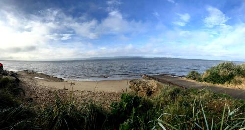 Seaside spacious 4 BR Nr Town centre pet friendly sailing & open golf course in West Kirby Seaside spacious 4 BR Nr Town centre pet friendly sailing & open golf course in West Kirby