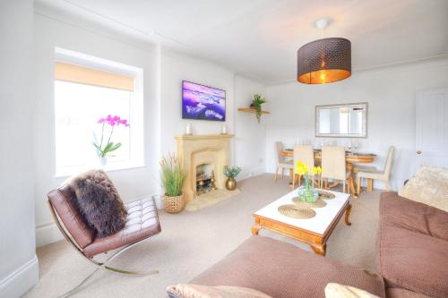 Seaside spacious 4 BR Nr Town centre pet friendly sailing & open golf course in West Kirby Seaside spacious 4 BR Nr Town centre pet friendly sailing & open golf course in West Kirby