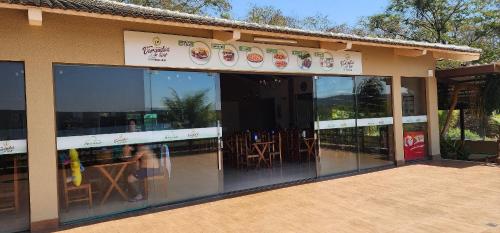 레스토랑, Flat Aldeia do Lago Água Termal 406B (Flat Aldeia do Lago Agua Termal 406B) in 칼다스 노바스 레스토랑, Flat Aldeia do Lago Água Termal 406B (Flat Aldeia do Lago Agua Termal 406B) in 칼다스 노바스