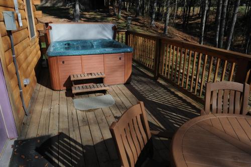 Hot tub, The Cabins at Pine Haven - Beckley in Summersville (WV) Hot tub, The Cabins at Pine Haven - Beckley in Summersville (WV)