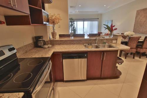 Cocina, Playa Flamingo - 2 BR condo with great ocean views - FLAMINGO TOWERS 25 in Playa Flamingo Cocina, Playa Flamingo - 2 BR condo with great ocean views - FLAMINGO TOWERS 25 in Playa Flamingo