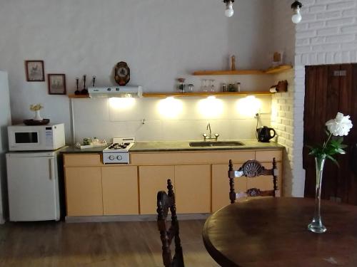 Kitchen, Cabana Monoambiente de Descanso y Relax en Zona Barrio La Florida Pet Friendly in Caisamar Kitchen, Cabana Monoambiente de Descanso y Relax en Zona Barrio La Florida Pet Friendly in Caisamar