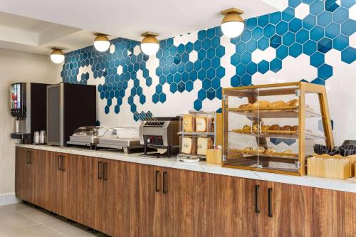 Food and beverages, La Quinta Inn by Wyndham Columbia NE/Fort Jackson in Columbia (SC) Food and beverages, La Quinta Inn by Wyndham Columbia NE/Fort Jackson in Columbia (SC)