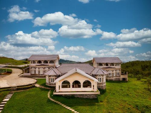 Exterior view, SaffronStays Emerald Escape- An Italian-inspired 2-BDR villa in Ooty in Avalanchi Exterior view, SaffronStays Emerald Escape- An Italian-inspired 2-BDR villa in Ooty in Avalanchi