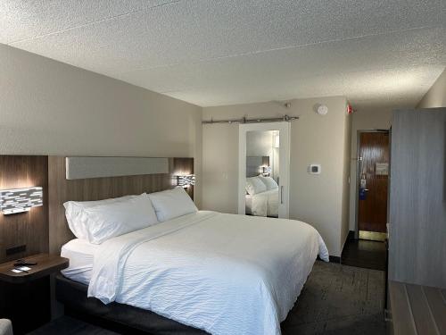 Holiday Inn Express & Suites Eden Prairie – Minneapolis By IHG in Eden Prairie (MN) Holiday Inn Express & Suites Eden Prairie – Minneapolis By IHG in Eden Prairie (MN)