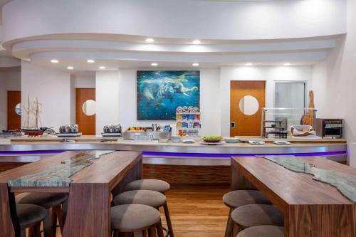 Food and beverages, Maritime Hotel Fort Lauderdale Airport & Cruiseport in Lauderhill Food and beverages, Maritime Hotel Fort Lauderdale Airport & Cruiseport in Lauderhill