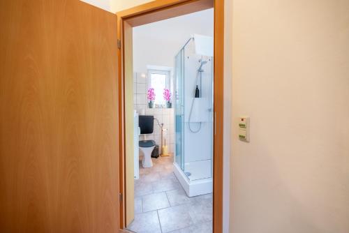 Bathroom, Modernes Appartement in Jakomini Bathroom, Modernes Appartement in Jakomini