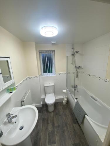 Bathroom, Lovely 2 bed apartment in Crosby in Crosby Bathroom, Lovely 2 bed apartment in Crosby in Crosby