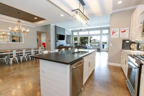 Luxury Lake LBJ House with Heated Swimming Pool and Spill Over Hot Tub and 2 Boat Slips in 伯尼特 Luxury Lake LBJ House with Heated Swimming Pool and Spill Over Hot Tub and 2 Boat Slips in 伯尼特