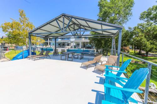 Luxury Lake LBJ House with Heated Swimming Pool and Spill Over Hot Tub and 2 Boat Slips in 伯尼特 Luxury Lake LBJ House with Heated Swimming Pool and Spill Over Hot Tub and 2 Boat Slips in 伯尼特