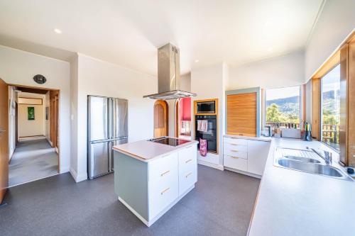 Eclectic Luxurious 70s Mansion in Tawa Eclectic Luxurious 70s Mansion in Tawa
