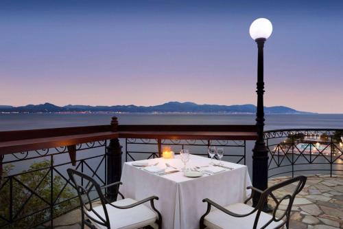 바/라운지, 라마다 바이 윈덤 루트라키 포세이돈 리조트 (Ramada by Wyndham Loutraki Poseidon Resort) in 오아시스 (로우트라키 페라코라) 바/라운지, 라마다 바이 윈덤 루트라키 포세이돈 리조트 (Ramada by Wyndham Loutraki Poseidon Resort) in 오아시스 (로우트라키 페라코라)