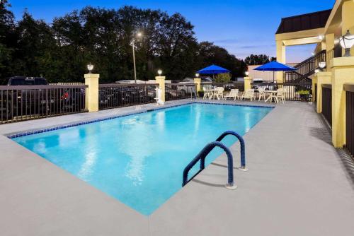 Piscină, Baymont by Wyndham Griffin in Griffin (GA) Piscină, Baymont by Wyndham Griffin in Griffin (GA)
