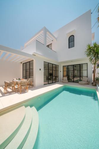 Sanctum House - Exquisite 2BR Tropical Villa in Perfect Location