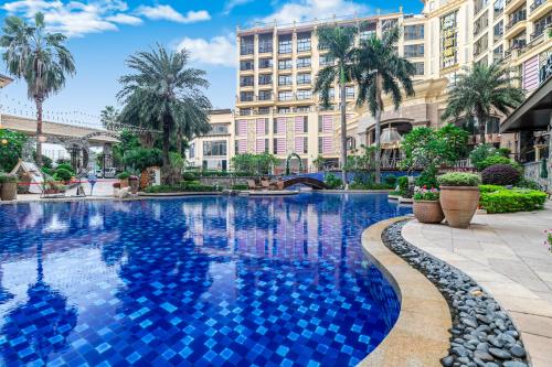 Swimming pool, Legend International Hotel in Huizhou Swimming pool, Legend International Hotel in Huizhou