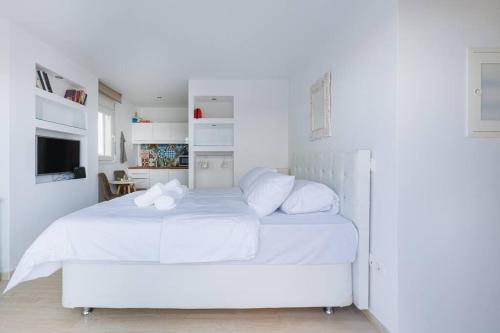 Amazing rooftop studio with large private balcony