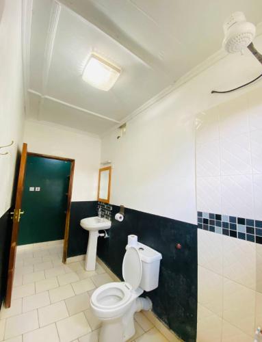 חדר אמבטיה, Zuri a secure private affordable modern house! in קיליפי חדר אמבטיה, Zuri a secure private affordable modern house! in קיליפי