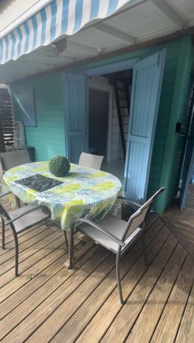 Удобства, Bungalows MALUEVA Bis 1 chambre et 1 mezzanine à 5min de la Plage de la Caravelle (Bungalows MALUEVA Bis 1 chambre et 1 mezzanine a 5min de la Plage de la Caravelle) in Anse de Sainte Anne Удобства, Bungalows MALUEVA Bis 1 chambre et 1 mezzanine à 5min de la Plage de la Caravelle (Bungalows MALUEVA Bis 1 chambre et 1 mezzanine a 5min de la Plage de la Caravelle) in Anse de Sainte Anne
