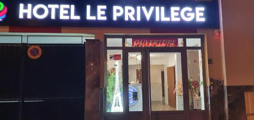 Entrance, Hotel le Privilege in La Courneuve Entrance, Hotel le Privilege in La Courneuve