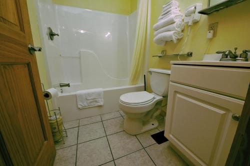 Bathroom, The Cabins at Pine Haven - Beckley in Summersville (WV) Bathroom, The Cabins at Pine Haven - Beckley in Summersville (WV)
