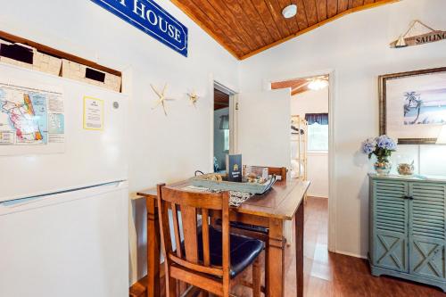 Crescent Beach Bungalow in Crescent Beach Crescent Beach Bungalow in Crescent Beach