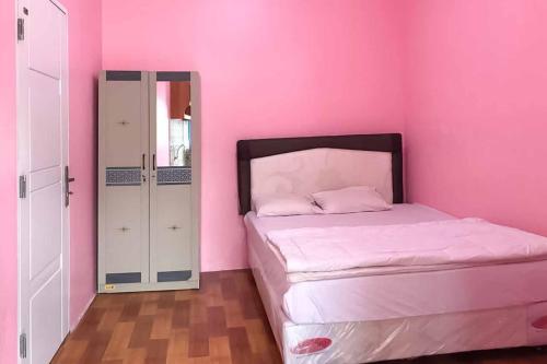 Guestroom, Algira Guest House Syariah Bogor Redpartner in Ciomas Guestroom, Algira Guest House Syariah Bogor Redpartner in Ciomas