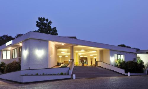 Exterior view, Cresta Sprayview Hotel in Victoria Falls Exterior view, Cresta Sprayview Hotel in Victoria Falls