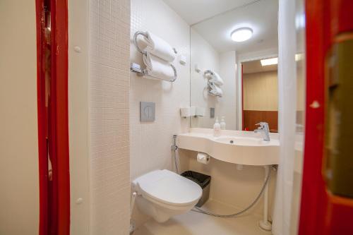 Bathroom, Omena Hotel Helsinki City Centre near Temppeliaukio Church Bathroom, Omena Hotel Helsinki City Centre near Temppeliaukio Church
