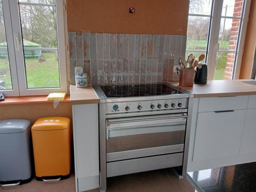 Kitchen, L'hirondelle bleue in Estree-Wamin Kitchen, L'hirondelle bleue in Estree-Wamin