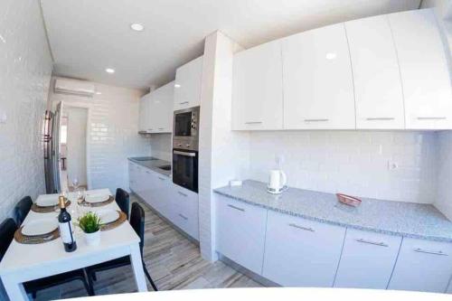 Bright and modern flat with air-con and free parking in โมยตา Bright and modern flat with air-con and free parking in โมยตา