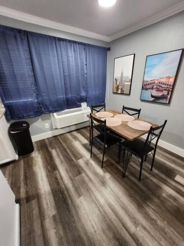 Blue Shark *G15* @ Montrose Private 1BR King Apartment in Houston (TX) Blue Shark *G15* @ Montrose Private 1BR King Apartment in Houston (TX)