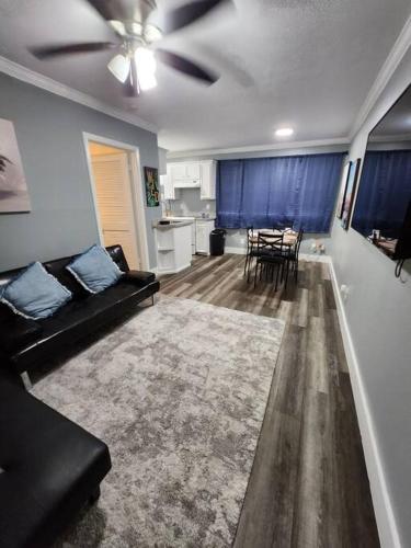 Blue Shark *G15* @ Montrose Private 1BR King Apartment in Houston (TX) Blue Shark *G15* @ Montrose Private 1BR King Apartment in Houston (TX)