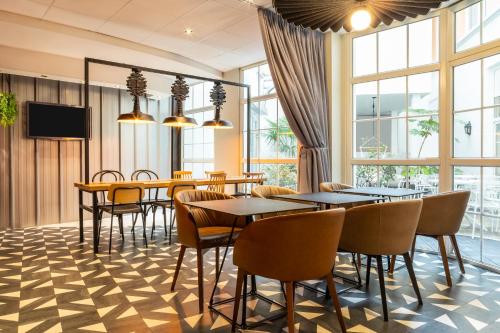 Shared lounge/TV area, Ibis Paris Ornano Montmartre Nord 18Eme near Marche aux Puces de St-Ouen Market Shared lounge/TV area, Ibis Paris Ornano Montmartre Nord 18Eme near Marche aux Puces de St-Ouen Market