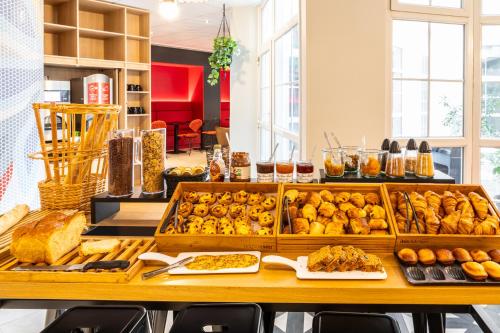 Food and beverages, Ibis Paris Ornano Montmartre Nord 18Eme near Marche aux Puces de St-Ouen Market Food and beverages, Ibis Paris Ornano Montmartre Nord 18Eme near Marche aux Puces de St-Ouen Market