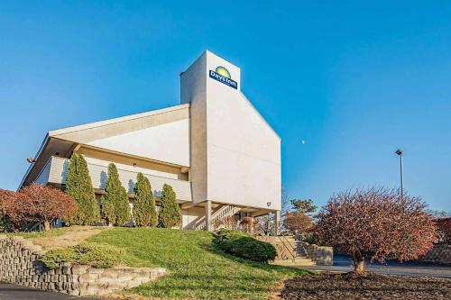 Eksterijer hotela, Days Inn by Wyndham Cincinnati I-71 in Cincinnati (OH) Eksterijer hotela, Days Inn by Wyndham Cincinnati I-71 in Cincinnati (OH)
