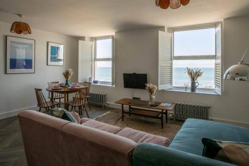 Stunning Sea Views @ The Lido Lounge