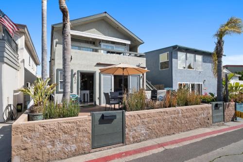Stunning Beach Home - large patio, parking, ac & dog friendly! near Mission Beach Boardwalk Stunning Beach Home - large patio, parking, ac & dog friendly! near Mission Beach Boardwalk